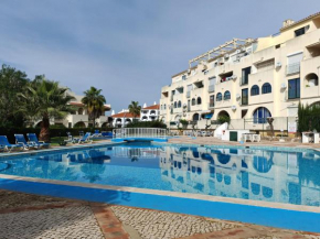 Apartamento Oura com piscina e vista mar
